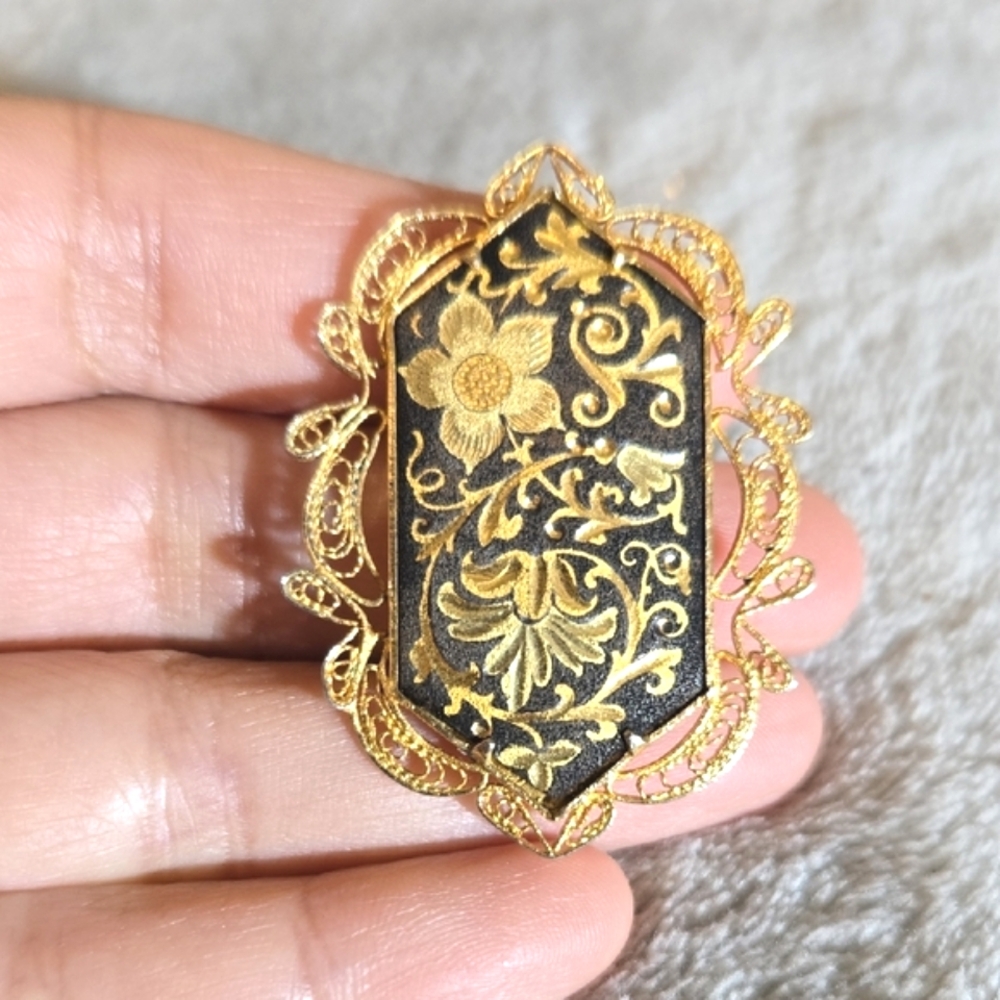 #584 Vintage Elegant Gold and Black Tone Brooch - Picture 3 of 3